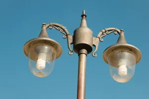 słup oświetleniowy do przestrzeni miejskiej