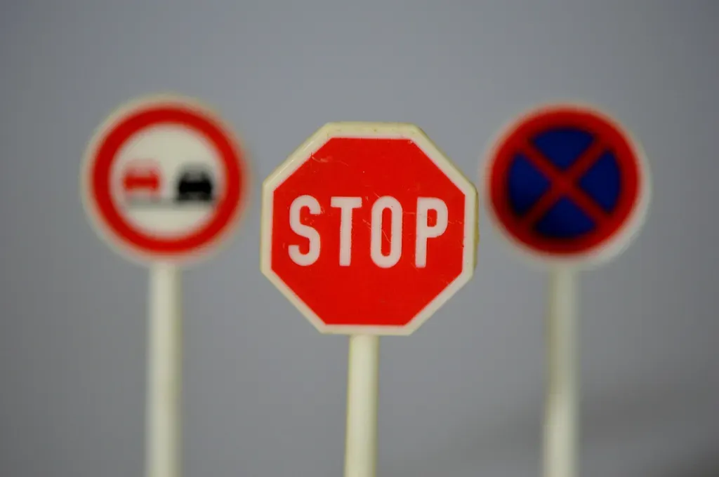 Jakie znaczenie mają znaki drogowe